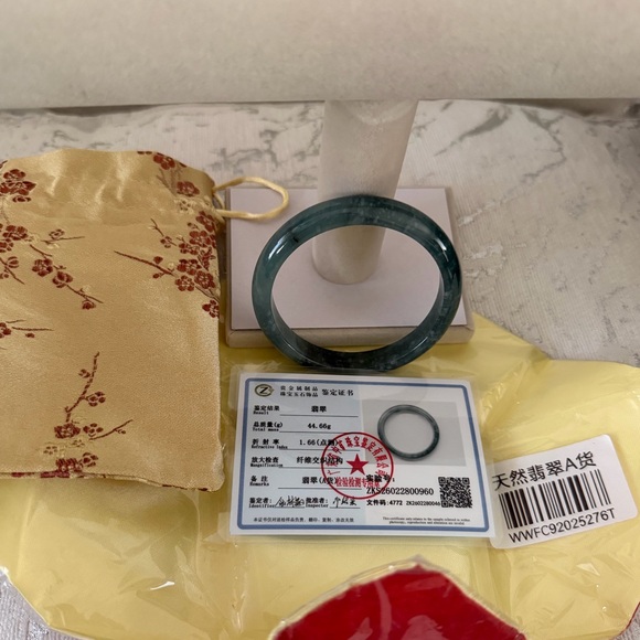 💯% Icy Jade Bangle Bracelet - Picture 2 of 10